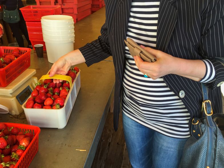 Ceny truskawek wciąż dochodzą gdzieniegdzie do 20 zł za kilogram.