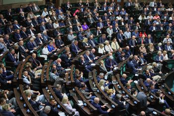 "Kuriozalna decyzja". Koalicja hamuje po zapowiedziach przyspieszenia