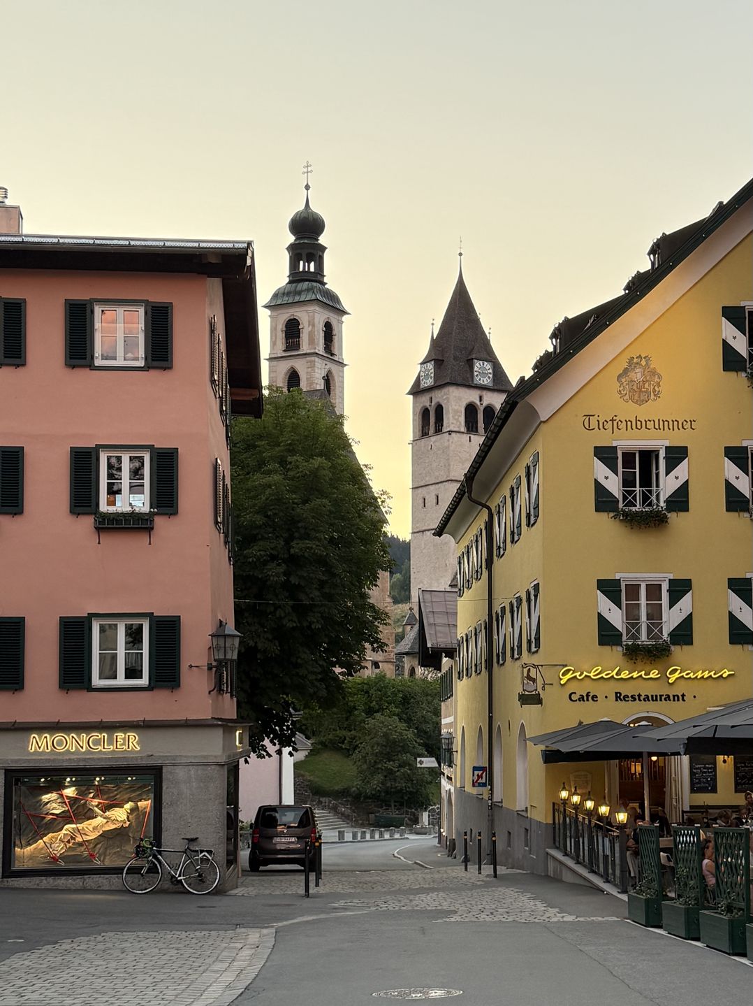 Historyczna zabudowa miasteczka Kitzbühel
