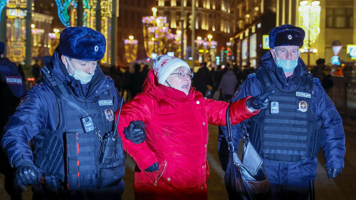 Grzegorz Kołodko: "Sankcje mają przekierować gniew ludu". Na zdjęciu: kobieta aresztowana za udział w antywojennym proteście w Moskwie, 2 marca 2022 r.