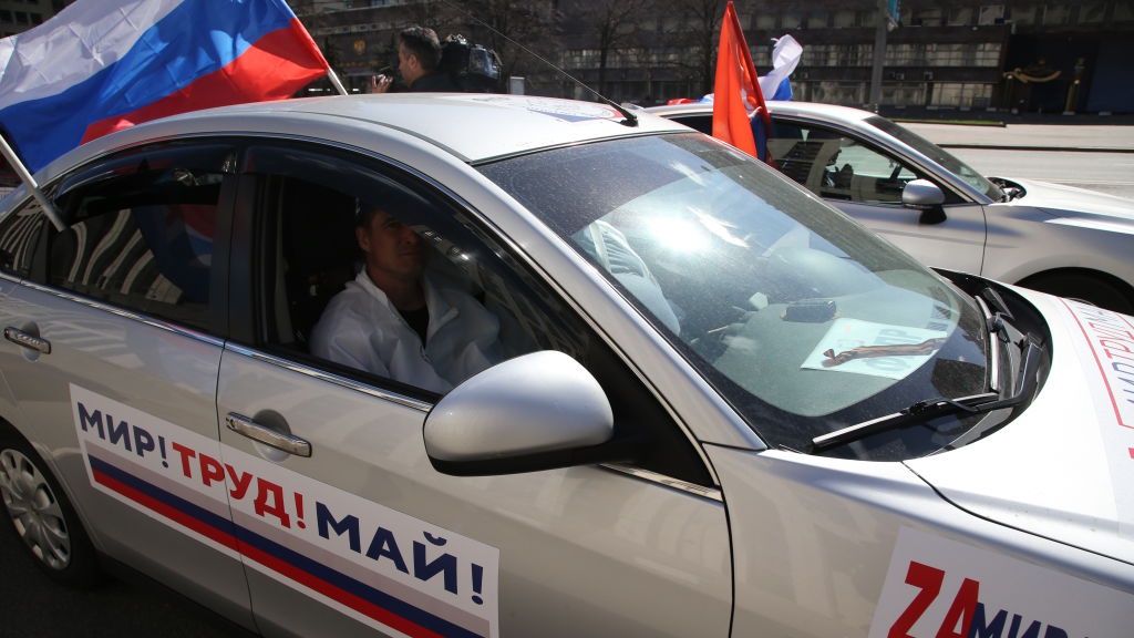 Na zdjęciu oklejony hasłami samochodów rosyjski w trakcie parady w Rosji