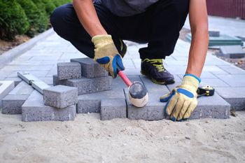 Tyle kosztuje położenie kostki brukowej. Sprawdzamy ceny robocizny i materiałów