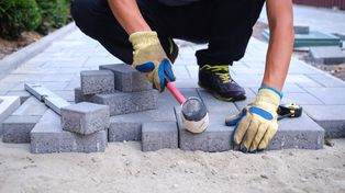 Tyle kosztuje położenie kostki brukowej. Sprawdzamy ceny robocizny i materiałów