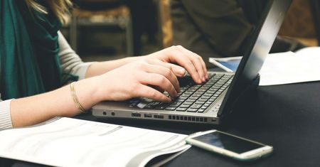 Czy w święta wielkanocne dochodzą przelewy? Dowiedz się, jak to zrobić