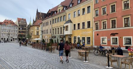 Luzowanie obostrzeń. Tłumy na wrocławskim Rynku. Klienci zachwyceni otwarciem gastronomii