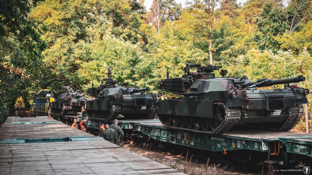 Polskie czołgi M1A1 Abrams w drodze na poligon w Nowej Dębie