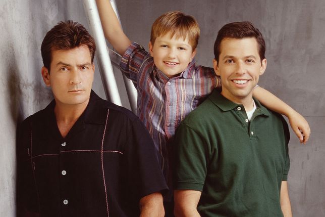 Charlie Sheen, Jon Cryer i Angus T. Jones