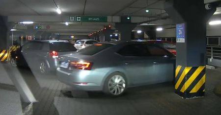 "Chamskie". Tak zachował się kierowca skody. Burza w sieci