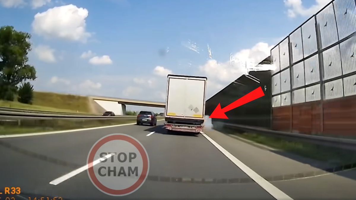 Wybuch opony w ciężarówce na A4.