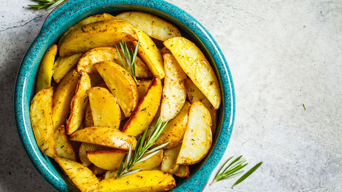 Pieczone ziemniaki to świetna przekąska i dodatek do obiadu. 