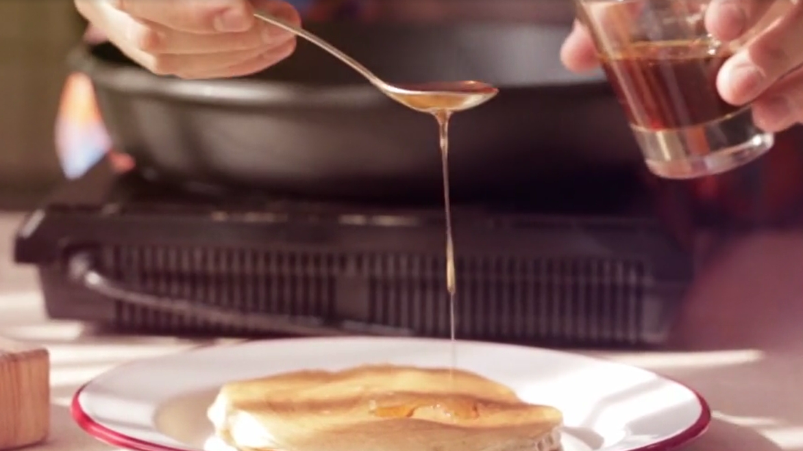 Tradycyjne amerykańskie pancakes smakują najlepiej z syropem klonowym