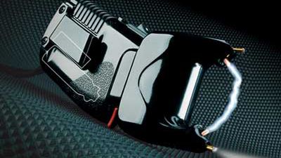 W jaki sposób nie używać paralizatora? W taki! 1