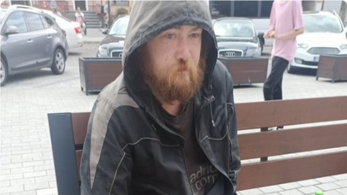 Bezdomny, który potrzebuje pomocy ludzi dobrej woli.