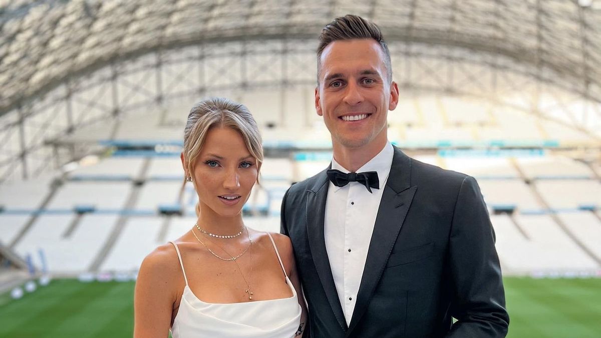 Arkadiusz Milik na wspólnym zdjęciu z Agatą Sieramską