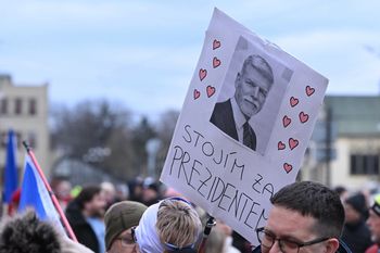 Setki wieców poparcia dla prezydenta Pavla. Manifestacje w Czechach