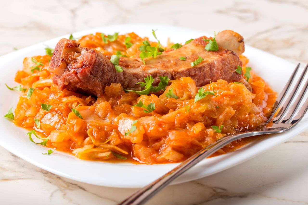 Układam na kiszonej kapuście i piekę. Mięso jest mięciutkie, soczyste i samo odchodzi od kości