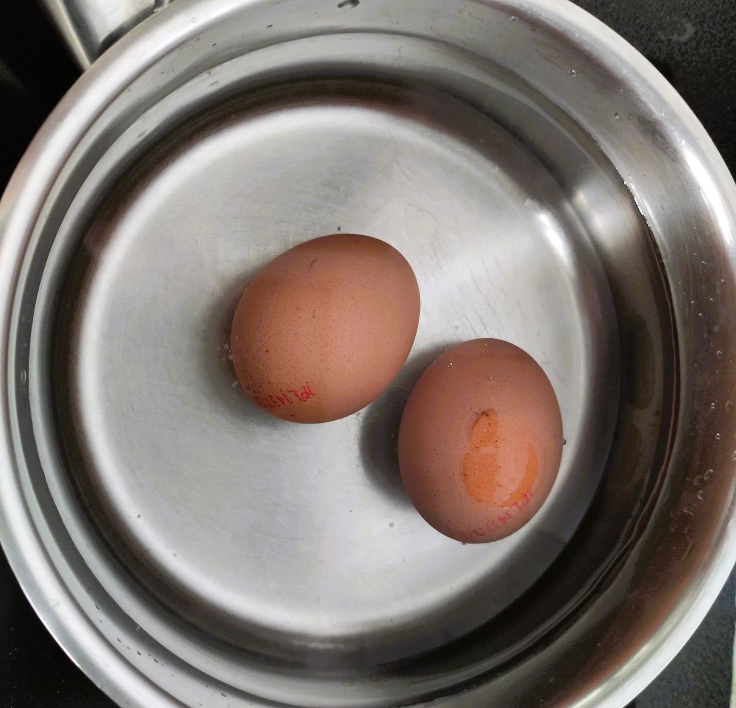 Sałatka z brokułem, jajkiem i pomidorem