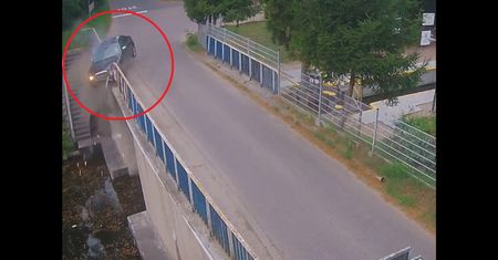 Pijana kobieta wjechała w barierki mostu. Mandat dostał również pasażer