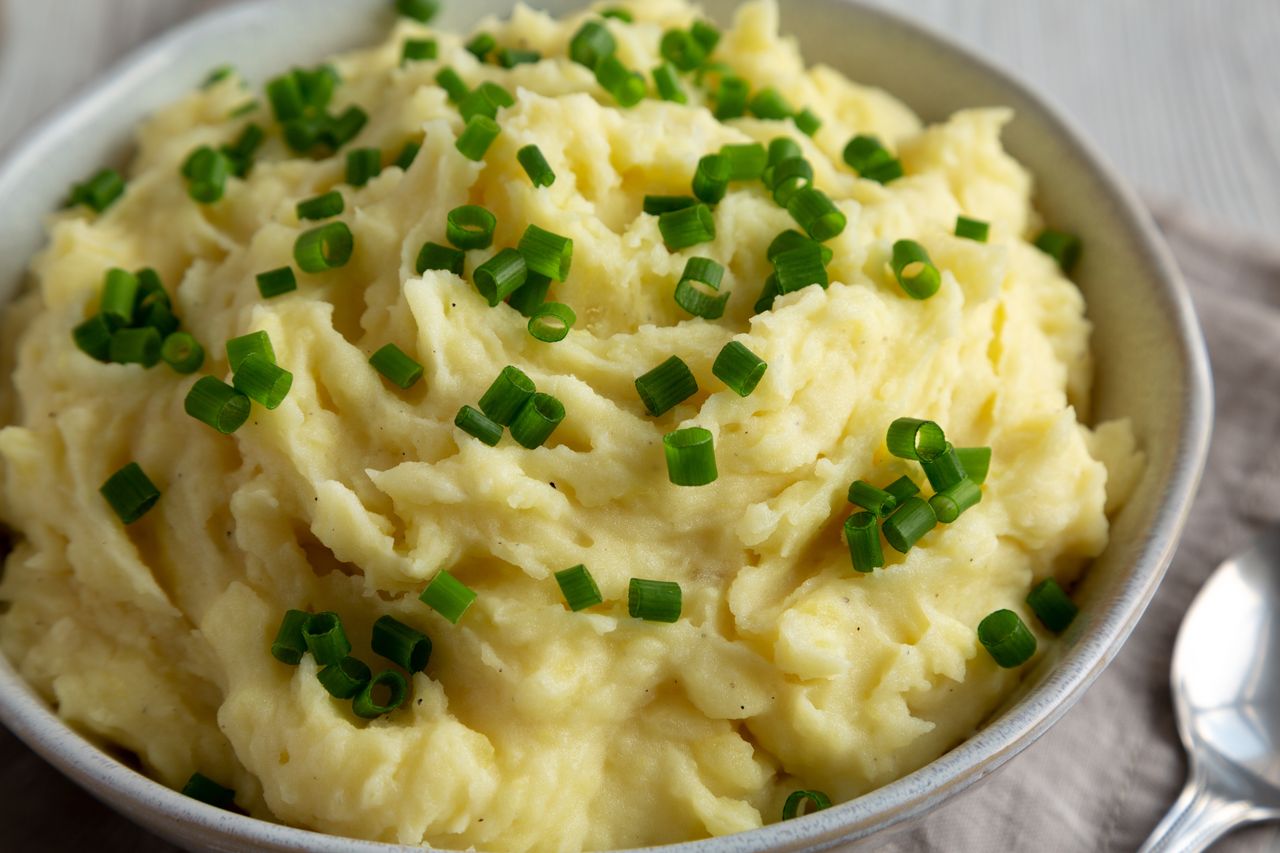 Dolej do wody, w której mają się gotować ziemniaki. Twoje puree będzie kremowe i bez grudek