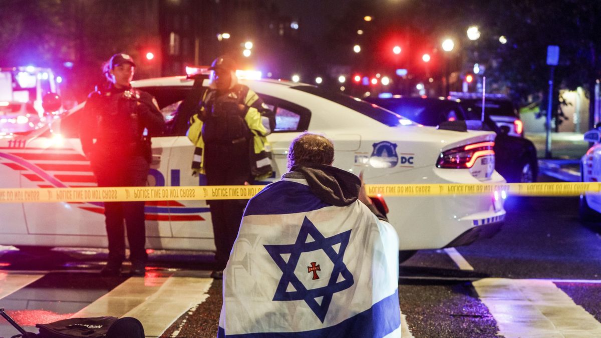 epaselect epa12124462 A man with an Israeli flag draped on his shoulders near the scene where two people were shot and killed near the Capital Jewish Museum in Washington, DC, USA, 22 May 2025. According to a social media post by the US Homeland Security Secretary Kristi L. Noem, the two people killed were staff members at the Israeli embassy. EPA/WILL OLIVER Dostawca: PAP/EPA.