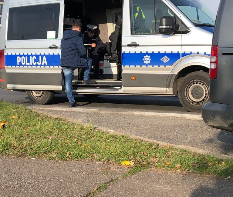 52-latek zmarł w pobliżu zaparkowanych samochodów