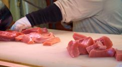 Sashimi. Zjadła surową rybę. W jej migdałkach pojawiła się żywa glista