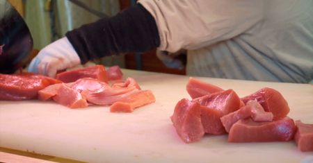 Sashimi. Zjadła surową rybę. W jej migdałkach pojawiła się żywa glista