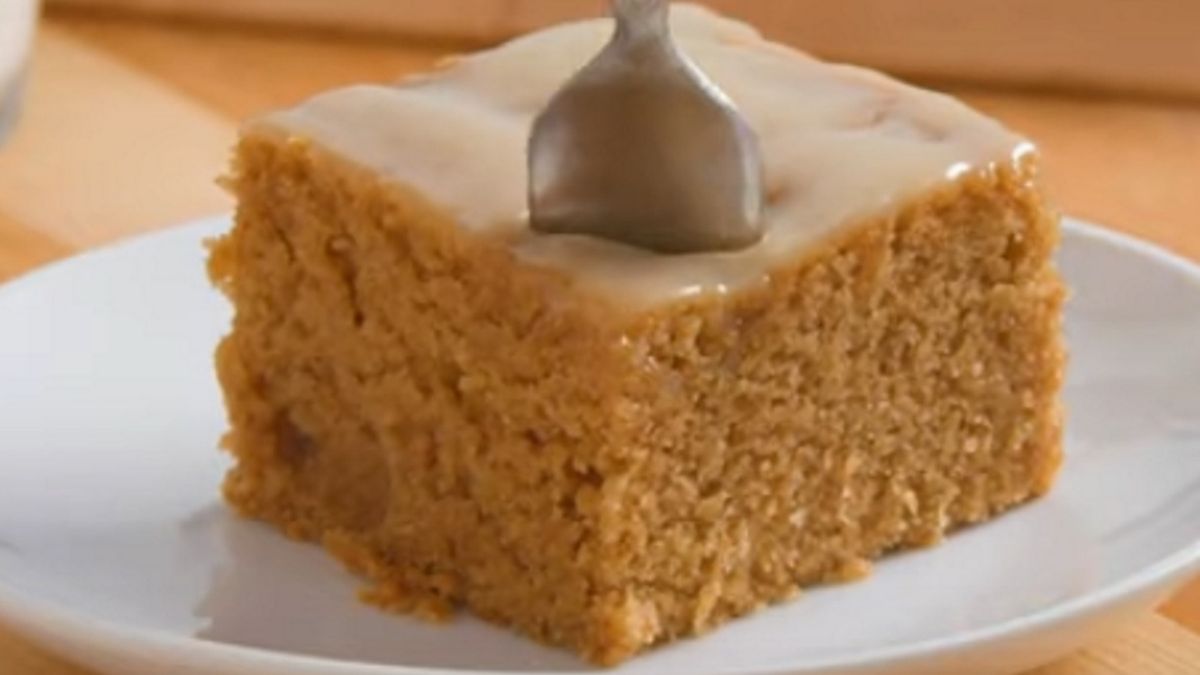 Wszystko, czego potrzebujesz do tego ciastka to: herbatniki proszek do pieczenia i mleko.