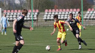 Korona II Kielce - Naprzód Jędrzejów 3:2 w Betclic 3. Lidze. Żółto-czerwoni zapewnili sobie wygraną w samej końcówce