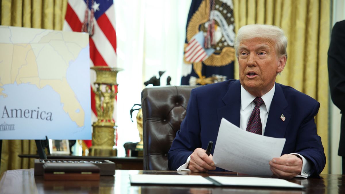 US President Trump signs executive order in the Oval Office at the White House
epa11893873 US President Donald Trump prepares to sign an executive order in the Oval Office at the White House in Washington, DC, USA, 13 February 2025.  EPA/FRANCIS CHUNG / POOL 
Dostawca: PAP/EPA.
FRANCIS CHUNG / POOL
US president, executive order, White House, US government, Trump administration, Oval Office