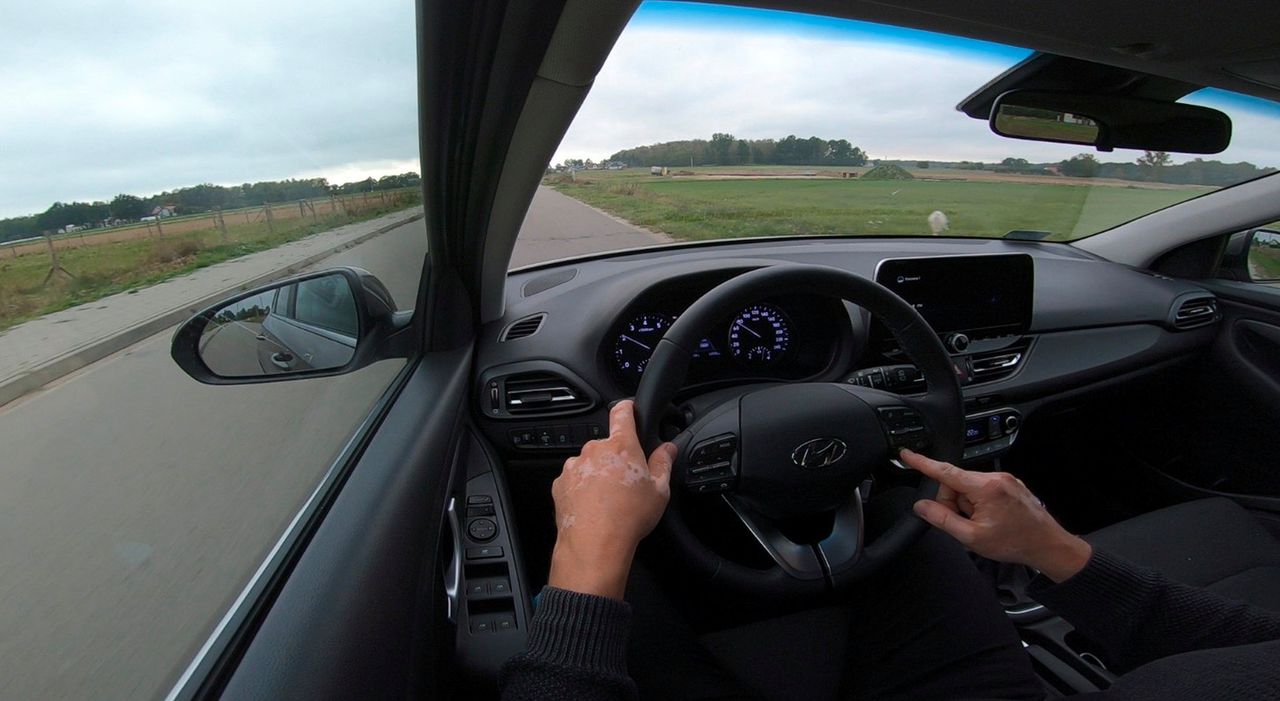 Asystent pasa ruchu w Hyundaiu i30 robi wrażenie. Szkoda, że negatywne