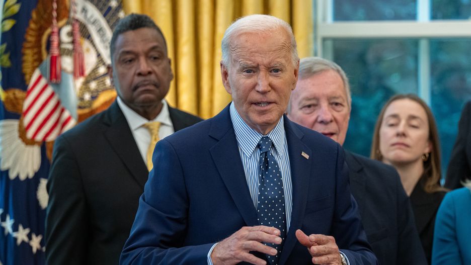 US President Joe Biden (C) speaks to the press about the ceasefire deal progress following an event with civil rights leaders, community members, and elected officials to sign a proclamation to designate the Springfield 1908 Race Riot National Monument in the Oval Office in Washington, D.C., USA, 16 August 2024. EPA/ANNABELLE GORDON / CNP / POOL Dostawca: PAP/EPA.