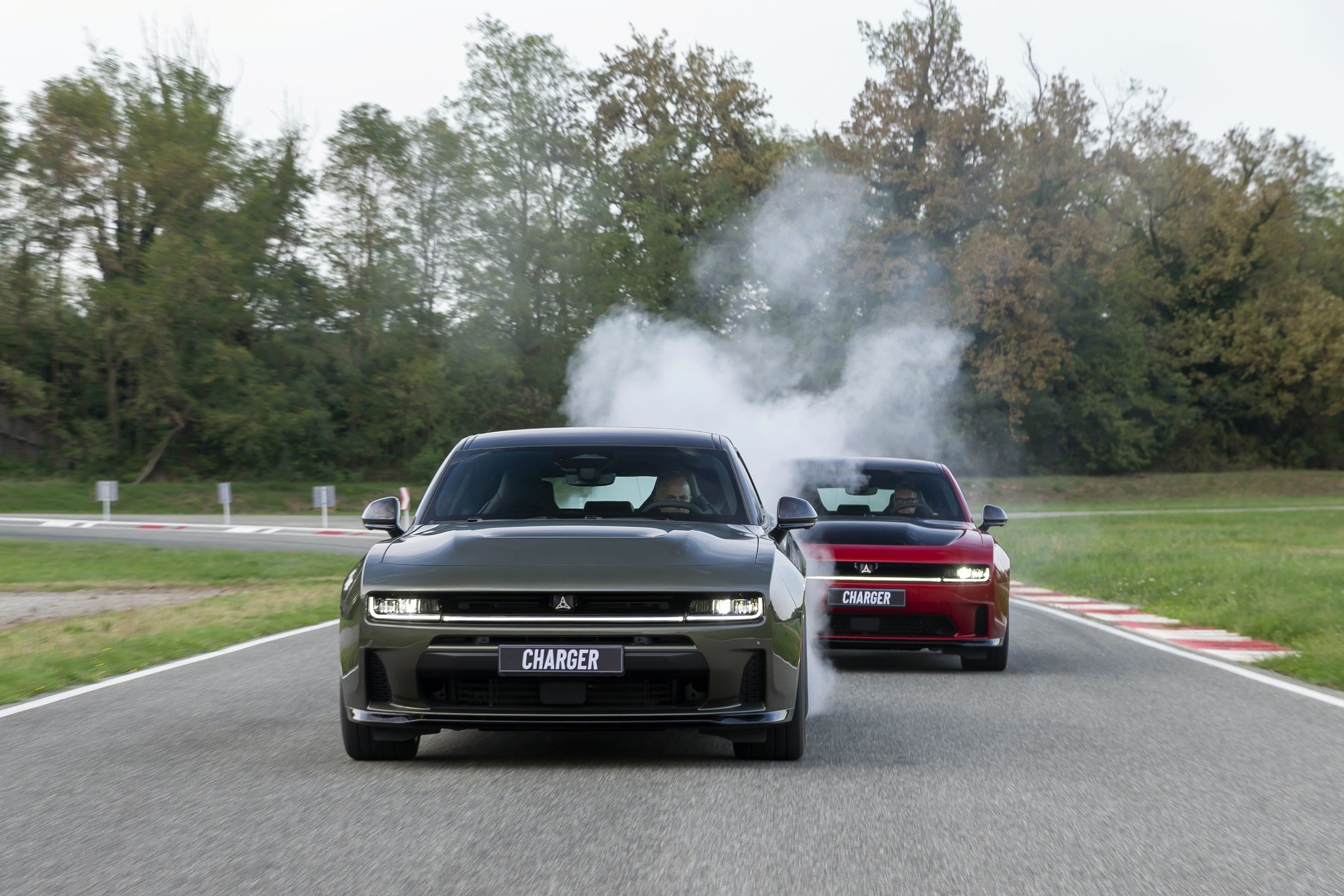 Charger Sixpack paliu gumę dzięki Line Lock. Daytona ma tryb dru