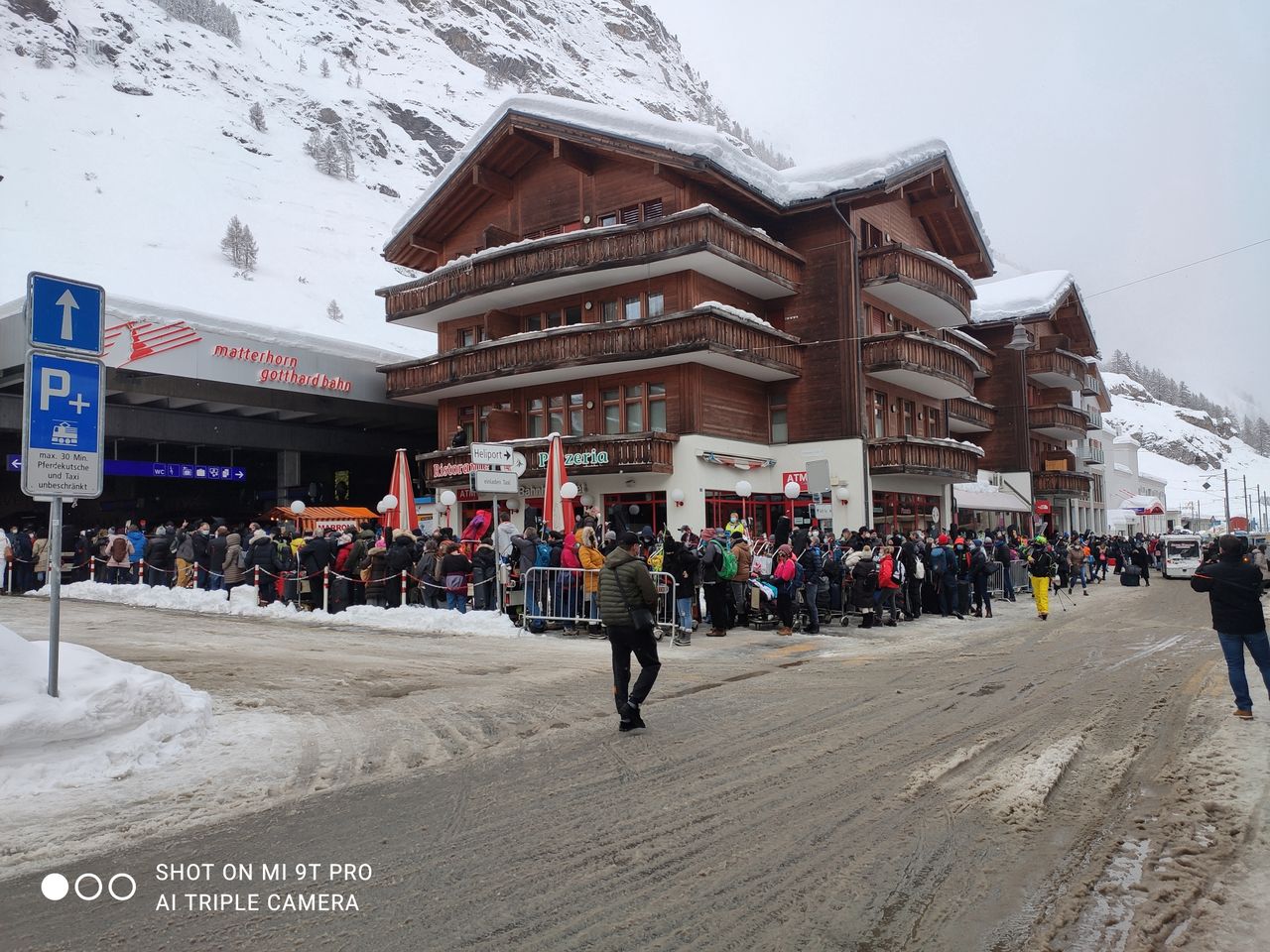 Polscy narciarze odcięci w Zermatt. Na fot. kolejka przed stacją kolejową. To jedyny transport publiczny z miasta, w którym obowiązuje zakaz wjazdu samochodów spalinowych