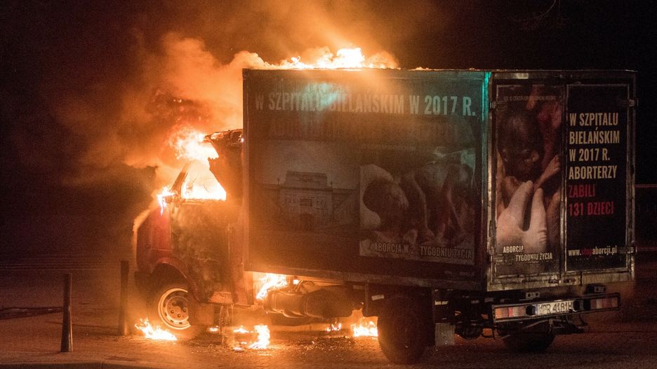 Warszawa. Pożar ciężarówki antyaborcyjnej [ZDJĘCIA]