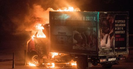 Warszawa. W nocy spłonęła ciężarówka z hasłami antyaborcyjnymi [ZDJĘCIA]