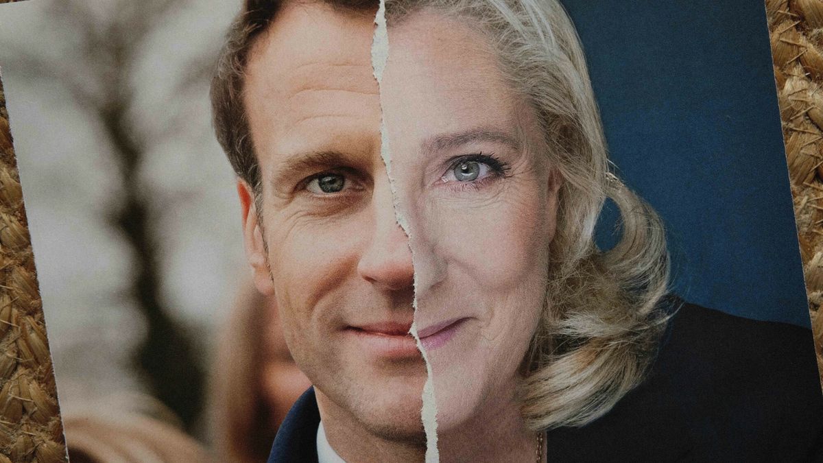 Wybory prezydenckie we FrancjiEmmanuel Macron (LREM) and Marine Le Pen (RN). Illustration of the first round of the presidential election in France, with ballot papers, April 10, 2022. Photo by Patrick Batard / ABACAPRESS.comBatard Patrick/ABACA