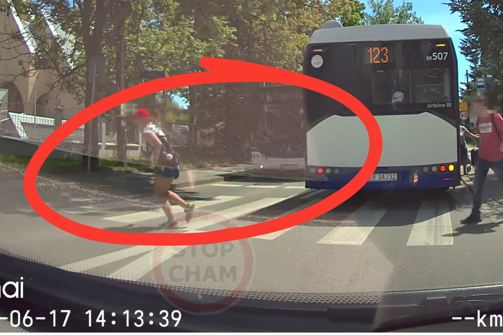 O włos od wypadku w Krakowie, autobus był blisko