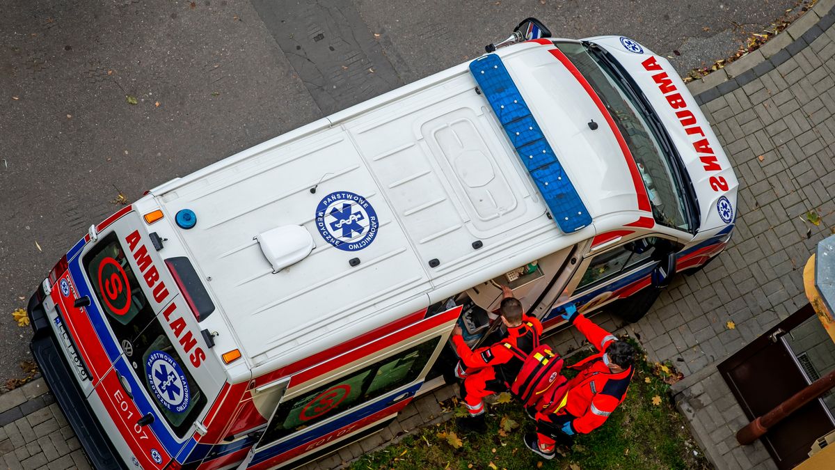 karetka, pogotowie, ambulans, lekarz, ratunek, ratownik, ratownictwo, medyczne, pomoc, covid, koronawirus, kostium, maska, covid-19, pacjent, szpital, polska, chory, szczepienie, nfz, wypadek
