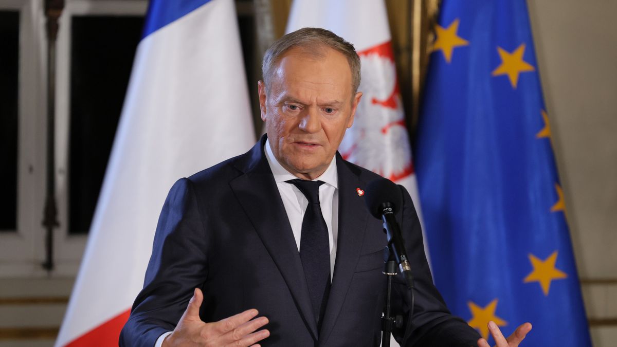 Paryż, Francja, 17.02.2025. Premier Donald Tusk podczas wypowiedzi dla mediów w Paryżu, 17 bm. W Paryżu odbył się nieformalny szczyt przywódców krajów europejskich na temat sytuacji na Ukrainie i bezpieczeństwa Europy. W spotkaniu wzięli udział także: sekretarz generalny NATO Mark Rutte oraz przewodniczący Rady Europejskiej i KE, Antonio Costa i Ursula von der Leyen. (sko) PAP/Paweł Supernak