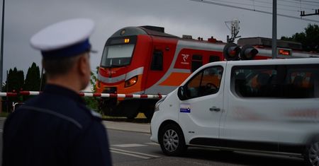 Przepisy i znaki na przejazdach kolejowych