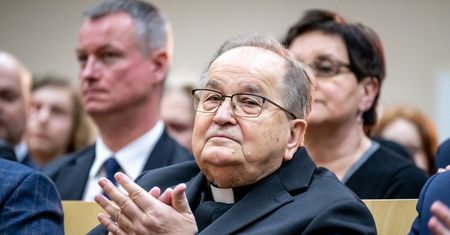 Prezenty na Dzień Babci i Dziadka? Tadeusz Rydzyk sprzedaje je za kosmiczną cenę