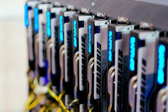 Kopanie bitcoina nieopłacalne, górnicy pozbywają się sprzętu. Skutki już widać