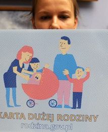 Karta Dużej Rodziny. Miliony zostają w kieszeniach Polaków. Mamy konkretne dane