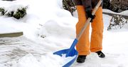 Atak zimy to dodatkowe obowiązki. Zobacz, co ci grozi za nieodśnieżenie chodnika przed domem