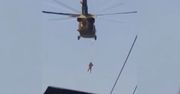 Wisiał na linie pod helikopterem. Nagranie przelotu talibów