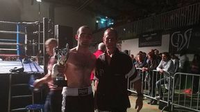 Uderzył głową o matę i stracił przytomność. Bokser z Francji walczy o życie po brutalnym KO