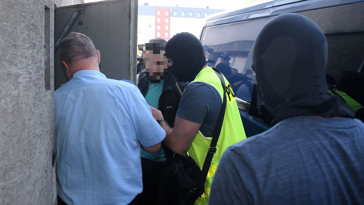 PAP / Andrzej Grygiel / Na zdjęciu: funkcjonariusze CBŚ doprowadzają Mameda Ch. do Prokuratury Krajowej w Katowicach