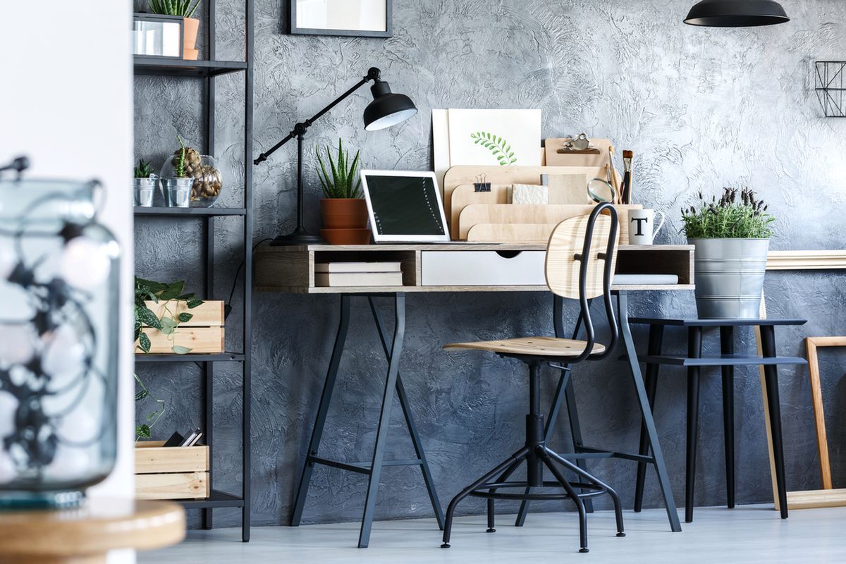 Jak wybrać modne biurko do mieszkania? Stwórz małe domowe biuro
