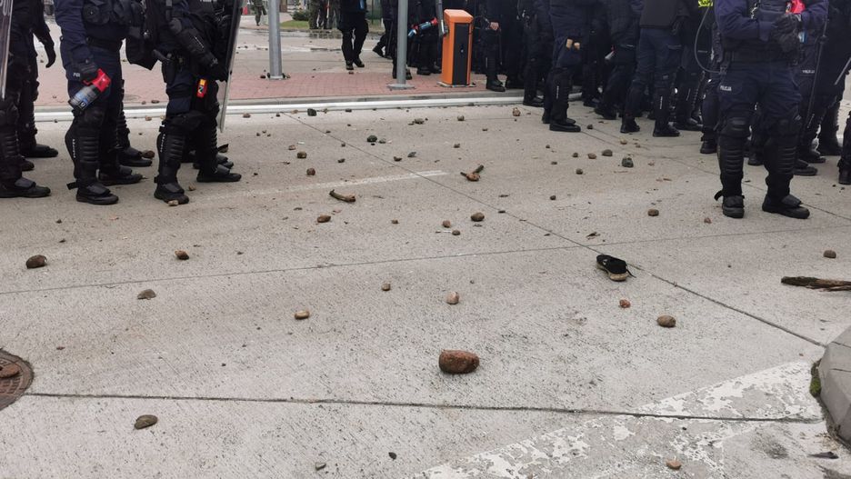 Kryzys na granicy. Ranny policjant 